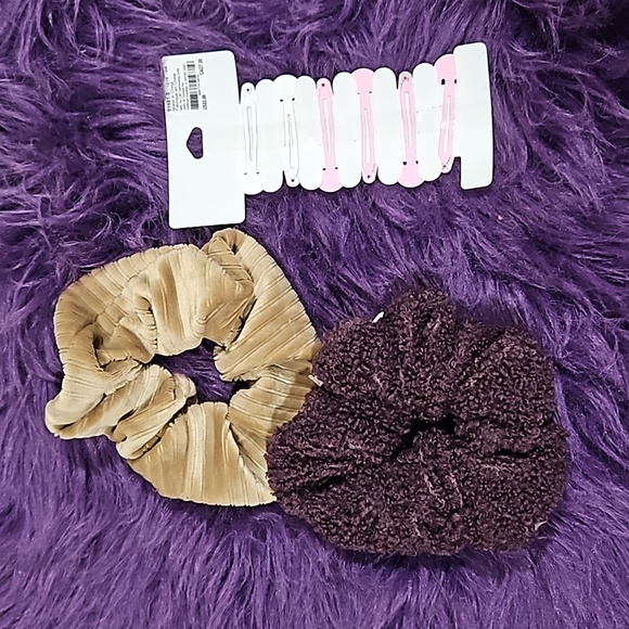 Justice Pink Makeup Bag with 2 scruchies, hair clips and 8 set Claire's earrings - Picture 9 of 9